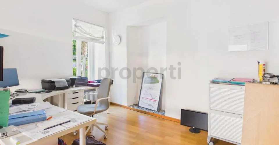 Ein renoviertes Palais im Herzen von Contone: ein faszinierendes Dachgeschoß-Duplex und zwei bereits vermietete Wohnungen. – Foto 25 von 28