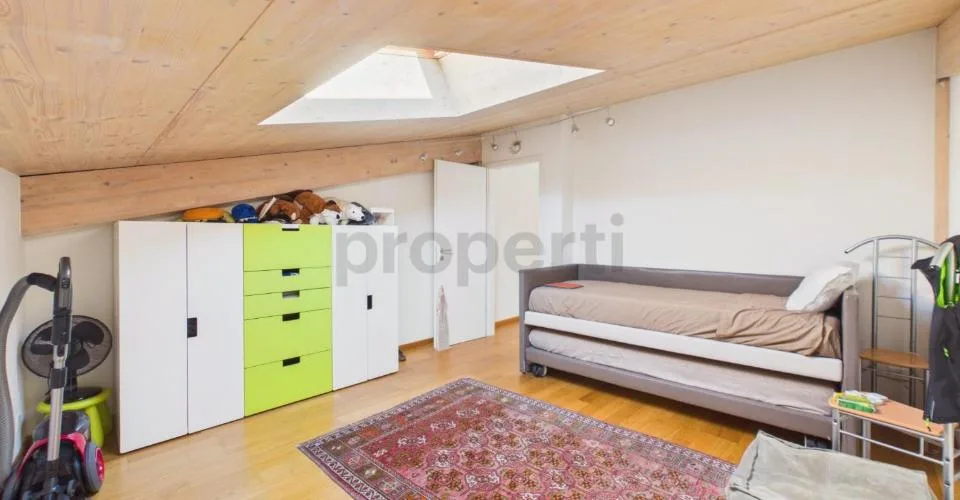 Ein renoviertes Palais im Herzen von Contone: ein faszinierendes Dachgeschoß-Duplex und zwei bereits vermietete Wohnungen. – Foto 18 von 28