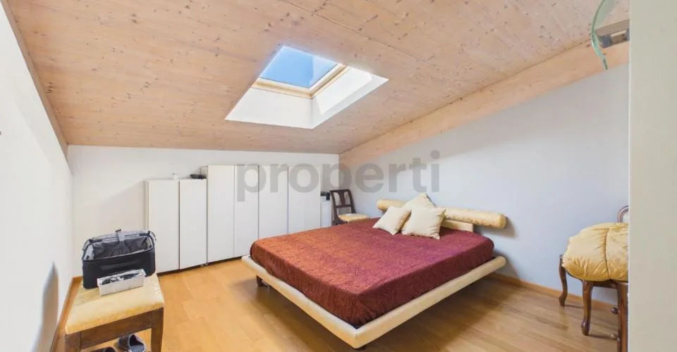 Ein renoviertes Palais im Herzen von Contone: ein faszinierendes Dachgeschoß-Duplex und zwei bereits vermietete Wohnungen. – Foto 17 von 28