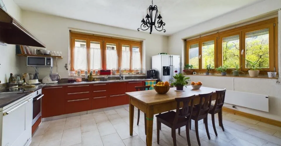 Pittoresca casa plurifamiliare con terreno nel cuore della Val di Blenio / Malvenfarbiges Mehrfamilienhaus mit Grundstück im Herzen des Bleniotals – Foto 21 von 27
