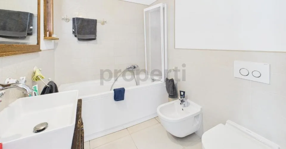 Gemütliches 2.5-Zimmer-Dachgeschoss mit Terrasse und Möbeln - hervorragendes Investment – Foto 25 von 31