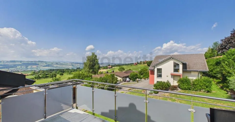 Balkon mit Sempacherseeblick, frisch renoviert und eigener Waschturm