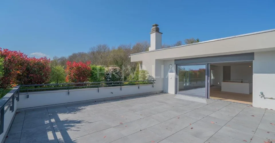 Superbe attique en duplex rénové avec terrasses et vue dégagée – foto 26 di 26