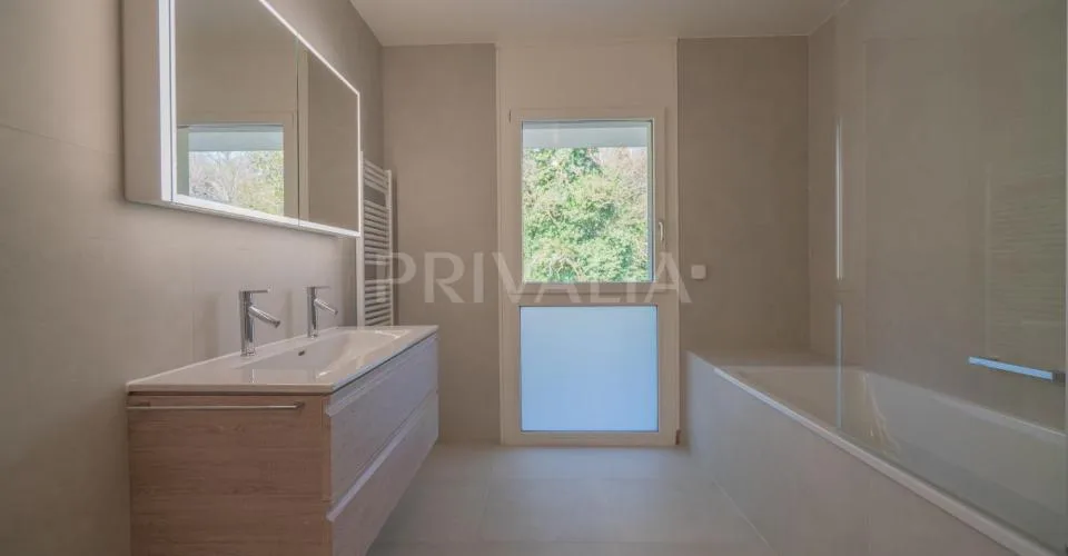 Superbe attique en duplex rénové avec terrasses et vue dégagée – foto 24 di 26
