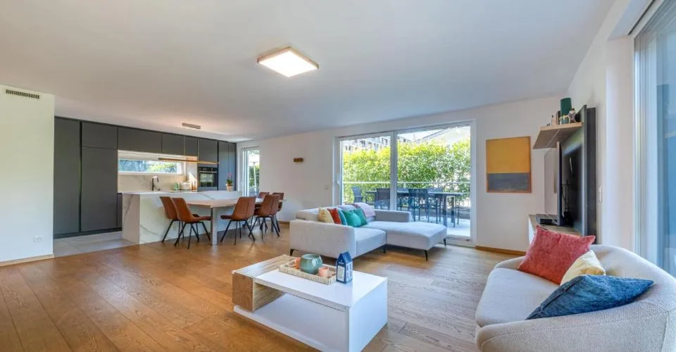 Helles, modernes Penthouse mit großer Terrasse – Foto 3 von 12