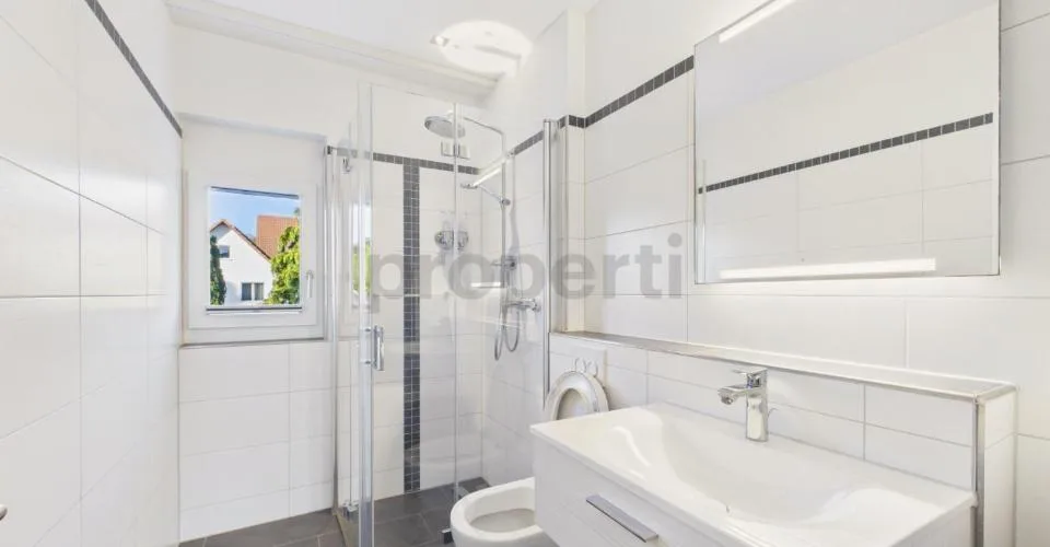 Appartement moderne de 4,5 pièces avec balcon, Dachsen