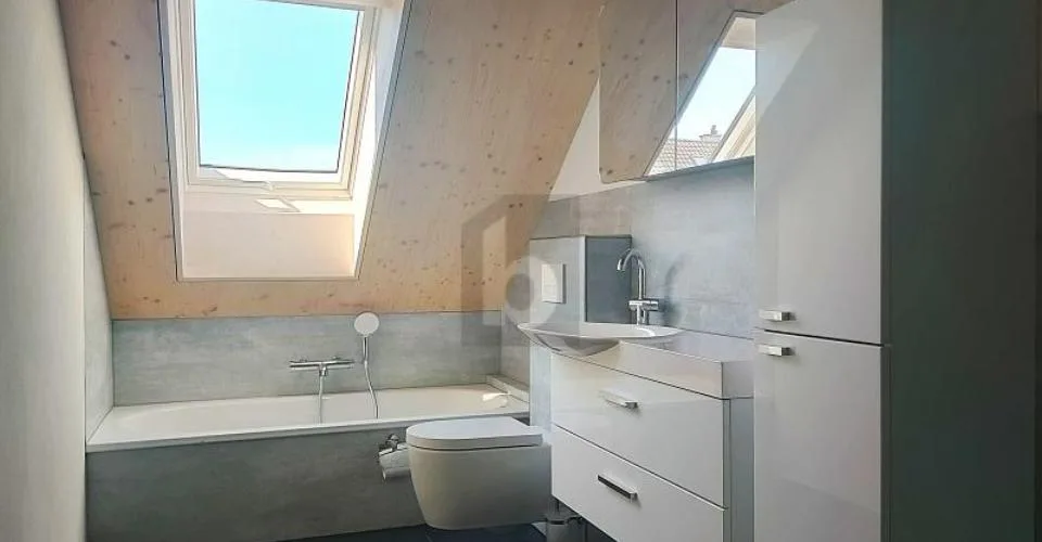 MIT LIFT UND HOCHWERTIGEM INNENAUSBAU