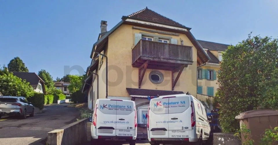 Appartement rénové de 3.5 pièces avec balcon et rendement locatif commercial inclus