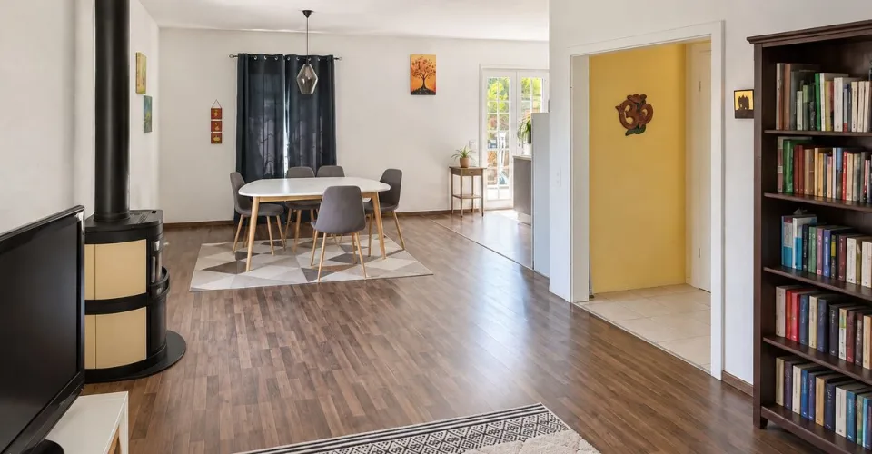 Maison familiale avec jardin, à une minute à pied de l'école – Foto 2 von 37