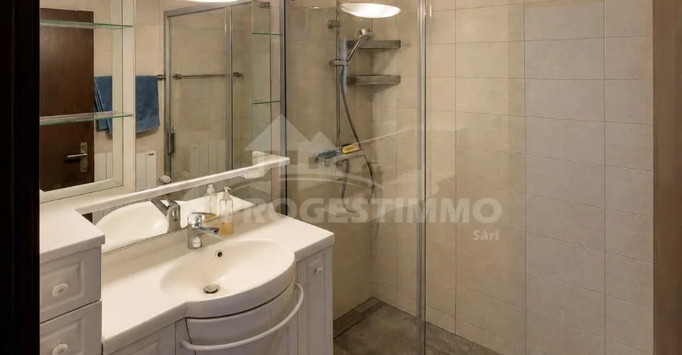 4,5 Zimmer hell mit Balkon im Herzen von Uvrier – Foto 8 von 18