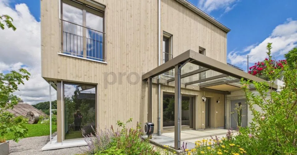 Stilvolles Neubau-Einfamilienhaus in nachhaltiger Holzbauweise mit Naturgarten und Alpenblick