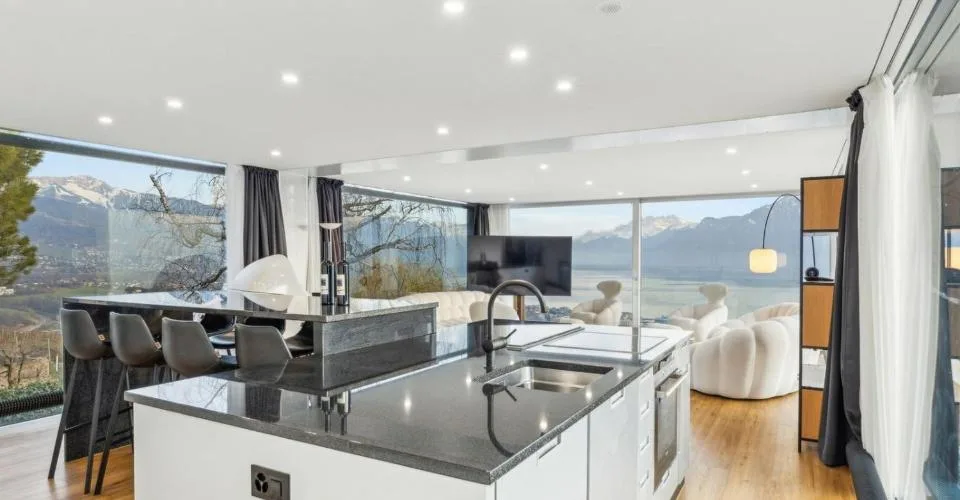 Villa im Architektenstil mit Panoramablick auf See und Alpen – Foto 4 von 25
