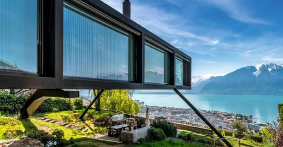 Villa im Architektenstil mit Panoramablick auf See und Alpen – Foto 1 von 25