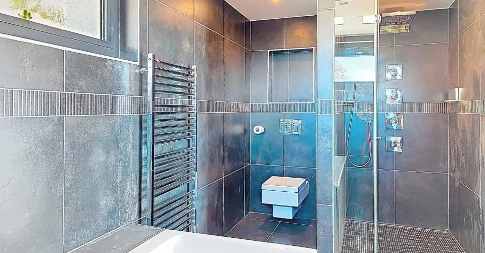 Property with 6.5 rooms, swimming pool, and breathtaking view – photo 9 of 24