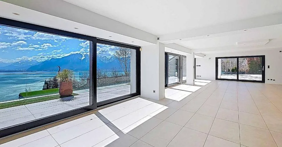 Property with 6.5 rooms, swimming pool, and breathtaking view – photo 5 of 24