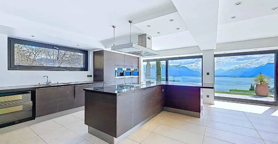 Property with 6.5 rooms, swimming pool, and breathtaking view – photo 6 of 24