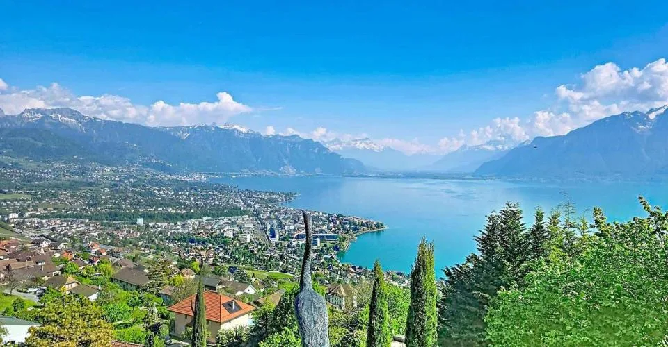 Property with 6.5 rooms, swimming pool, and breathtaking view – photo 3 of 24