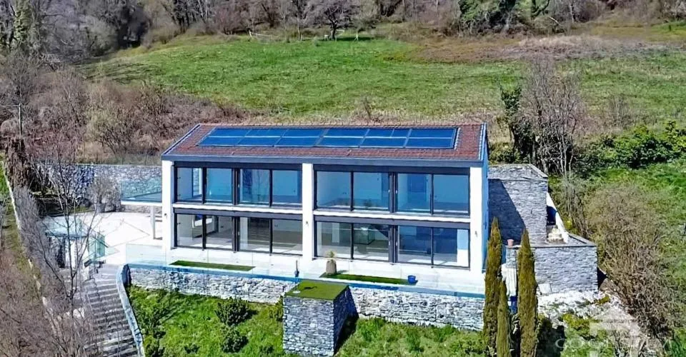 Property with 6.5 rooms, swimming pool, and breathtaking view – photo 2 of 24
