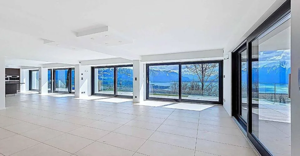Property with 6.5 rooms, swimming pool, and breathtaking view – photo 4 of 24