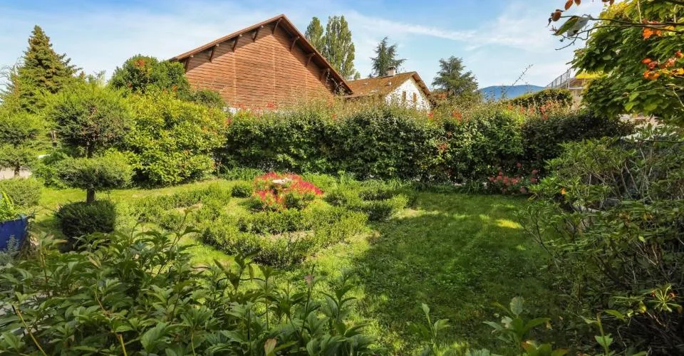 Bezaubernde Landvilla mit Garten am Rande der Weinberge von Jussy – Foto 24 von 27