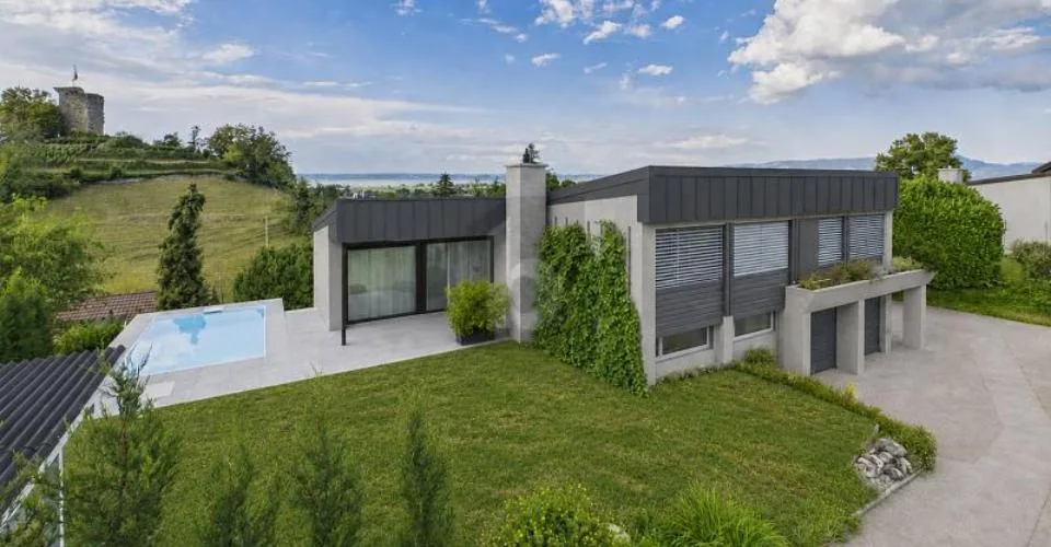 Renovated with garden, pool, and panoramic view – photo 7 of 12