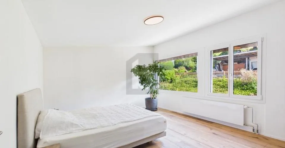 Renovated with garden, pool, and panoramic view – photo 10 of 12