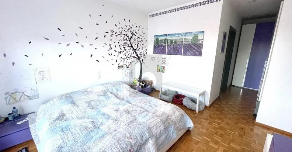 BIFAMILIARE MOLTO SPAZIOSA E LUMINOSA CON GIARDINO – Foto 2 von 12