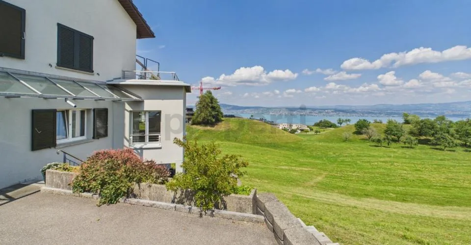 Hoch über dem Zürichsee mit unverbaubarem Seeblick