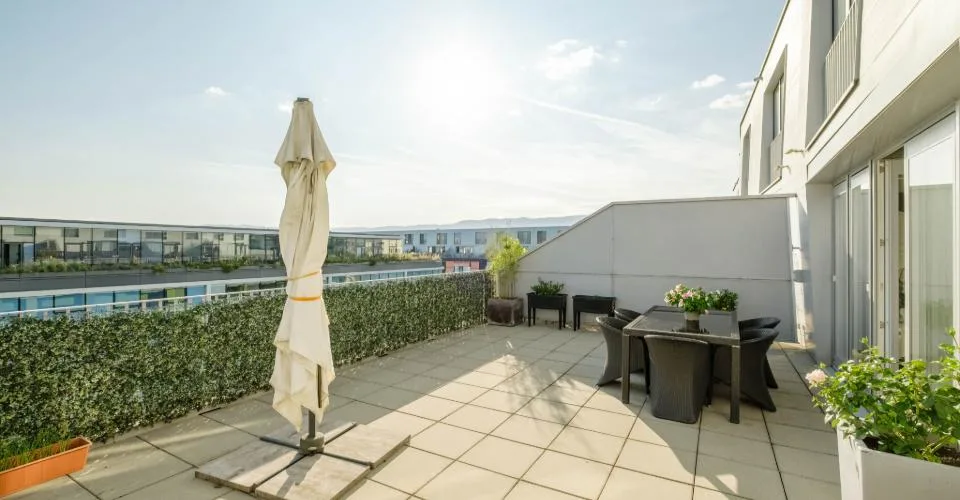 Attique en duplex — vue sur le Jet d'eau – photo 17 sur 18