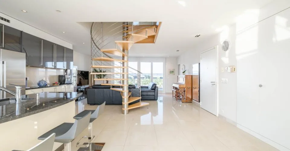 Attique en duplex — vue sur le Jet d'eau – photo 4 sur 18