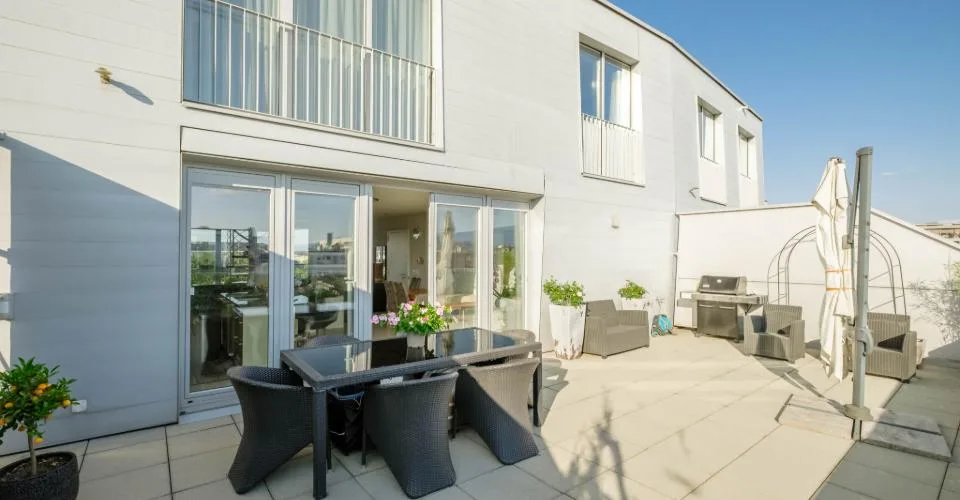 Attique en duplex — vue sur le Jet d'eau – photo 11 sur 18