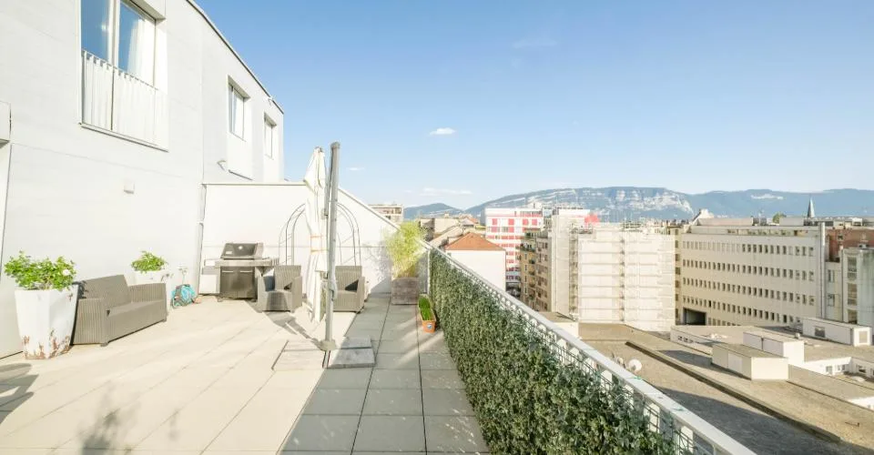 Attique en duplex — vue sur le Jet d'eau – photo 2 sur 18