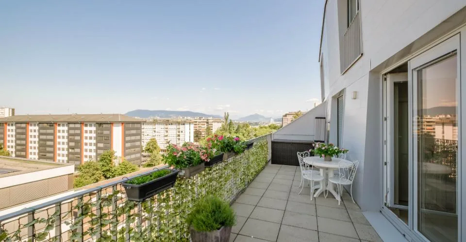 Attique en duplex — vue sur le Jet d'eau – photo 15 sur 18