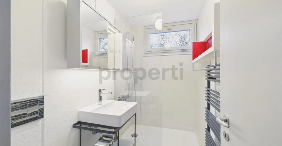 Wohnen in einer Ikone der Schweizer Architektur | Einzigartige Maisonettewohnung im denkmalgeschützten Atelier-5-Ensemble in Flamatt