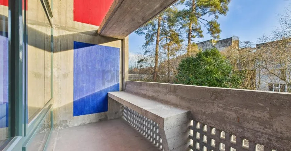 Wohnen in einer Ikone der Schweizer Architektur | Einzigartige Maisonettewohnung im denkmalgeschützten Atelier-5-Ensemble in Flamatt