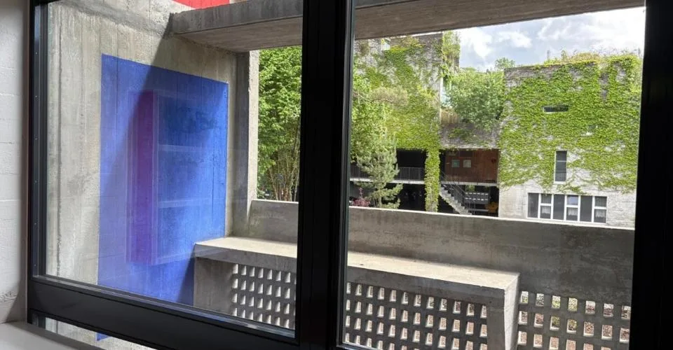 Wohnen in einer Ikone der Schweizer Architektur | Einzigartige Maisonettewohnung im denkmalgeschützten Atelier-5-Ensemble in Flamatt