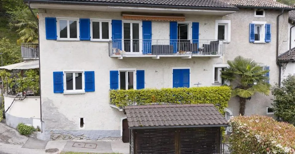 Casa unifamiliare con due unità abitative indipendenti a Mezzovico-Vira, ammessa residenza secondaria.