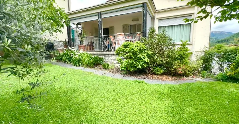 Spaziosa casa da 5.5 locali con giardino edificabile (R2) e 4 garag... – Foto 2 von 22