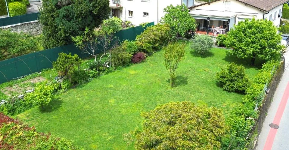 Spaziosa casa da 5.5 locali con giardino edificabile (R2) e 4 garag... – Foto 1 von 22