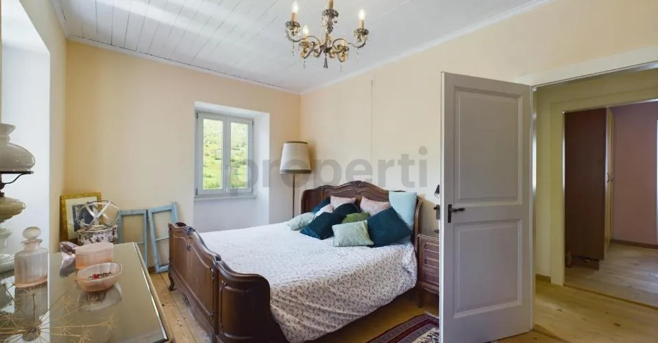 Pittoresca casa plurifamiliare con terreno nel cuore della Val di Blenio / Malvenfarbiges Mehrfamilienhaus mit Grundstück im Herzen des Bleniotals – Foto 18 von 27
