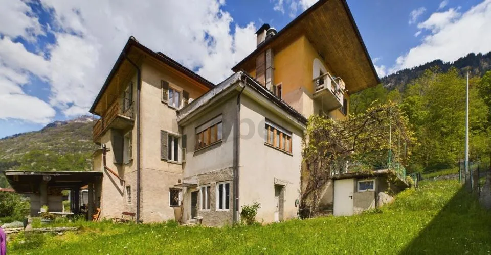Pittoresca casa plurifamiliare con terreno nel cuore della Val di Blenio / Malvenfarbiges Mehrfamilienhaus mit Grundstück im Herzen des Bleniotals