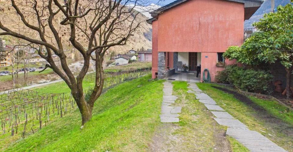 Helles Apartment in einer Doppelhaushälfte mit 8 Zimmern und großem Garten in Giornico – Foto 12 von 27