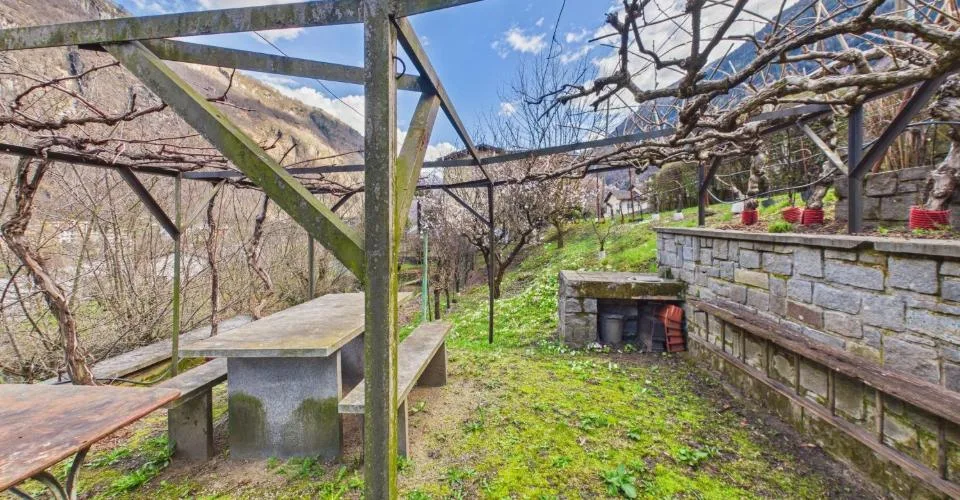 Helles Apartment in einer Doppelhaushälfte mit 8 Zimmern und großem Garten in Giornico – Foto 6 von 27