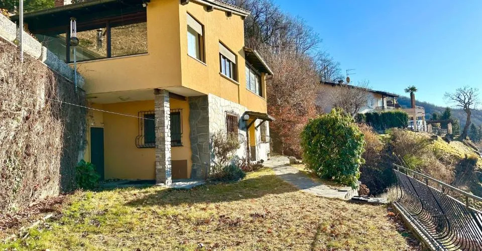 Moderne villa unifamiliare con 6.5 camere in una posizione idilliaca ad Aranno, nel Canton Ticino