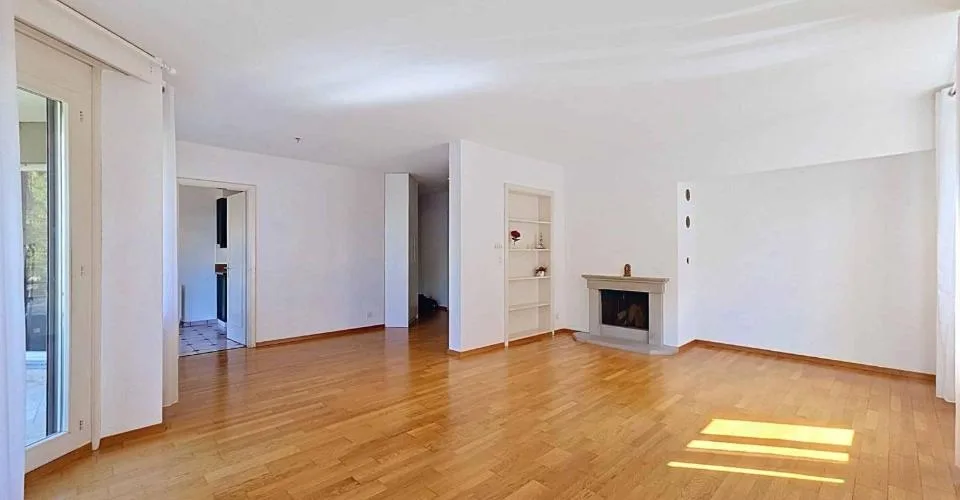 Élégant appartement familial de 4.5 pièces avec cheminée et loggia – photo 16 sur 26