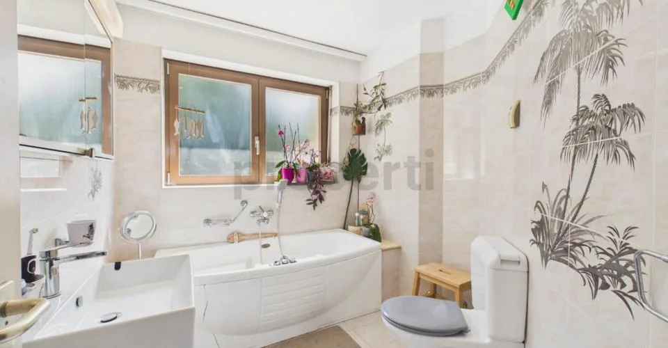 Exclusive villa with pool, large garden and access to private beach in Figino – photo 26 of 32
