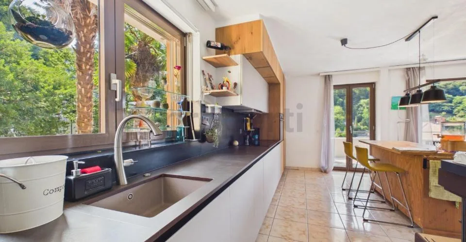 Exclusive villa with pool, large garden and access to private beach in Figino – photo 5 of 32