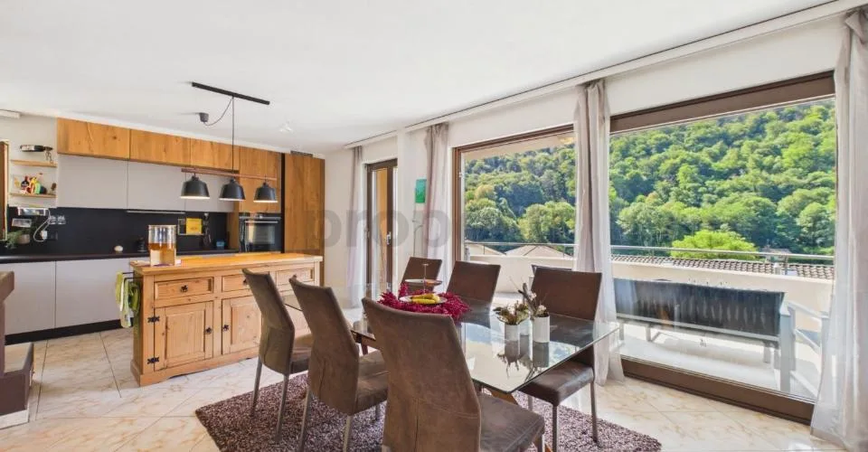 Exclusive villa with pool, large garden and access to private beach in Figino – photo 4 of 32