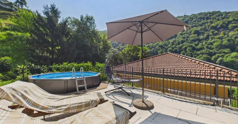 Exclusive villa with pool, large garden and access to private beach in Figino – photo 8 of 32