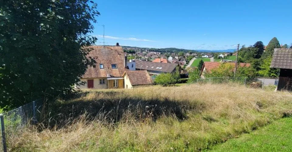 Chance: Kleines Renteneinkommensgebäude + Bauparzelle mit verfügbaren Villenplänen – Foto 12 von 16